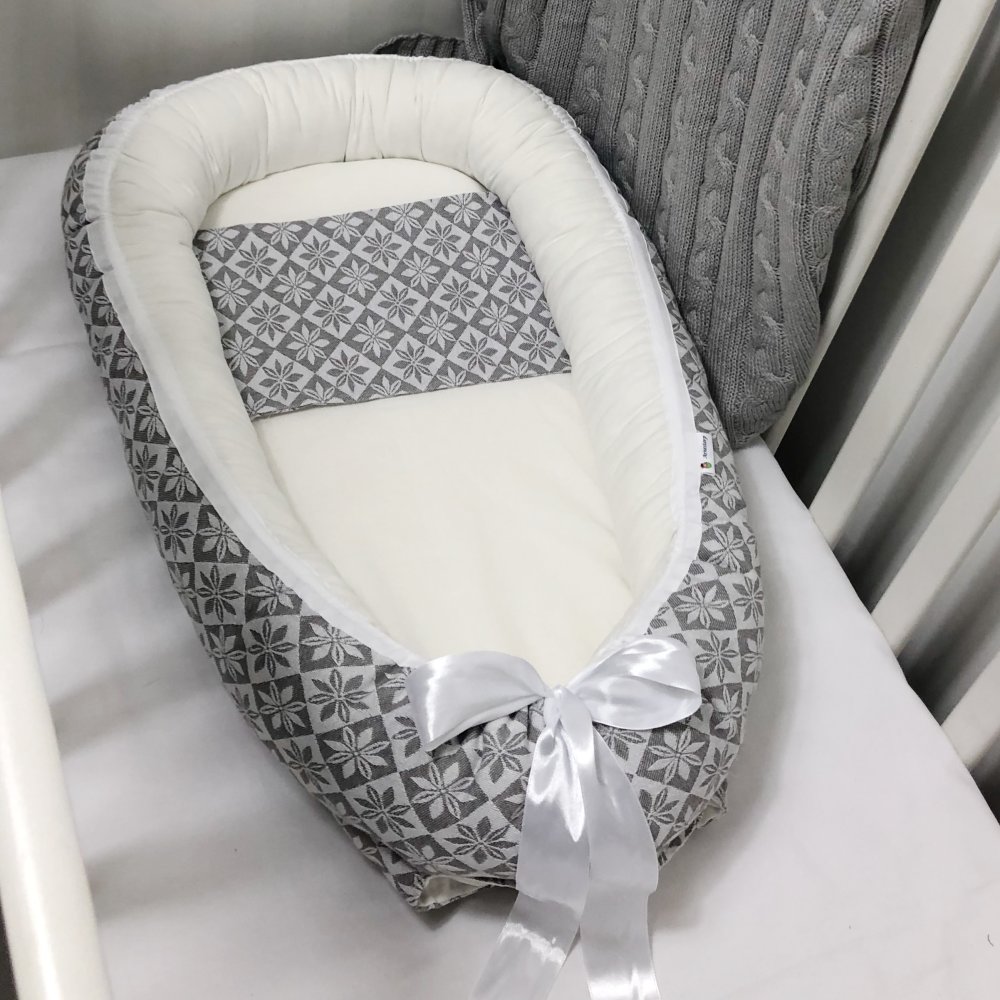 Babynest bolster vit insida