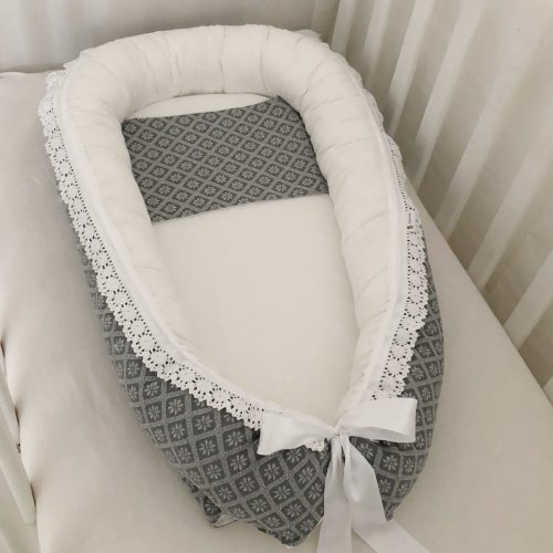 Babynest gammaldags grå spets