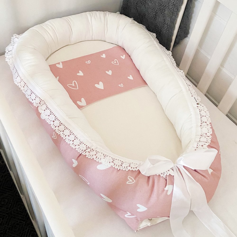 Babynest rosa hjärta spets